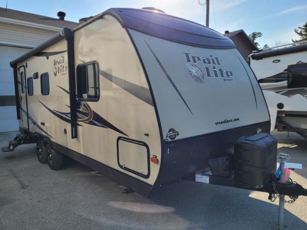 B486B Occasion R-Vision Trail lite 232RBS 2014 a vendre1